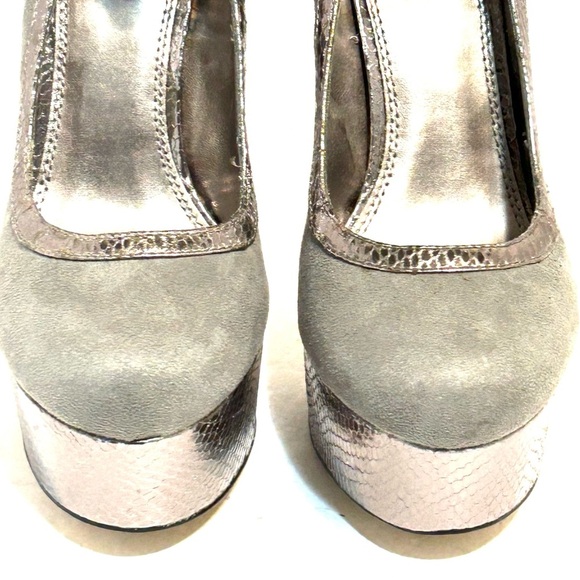 2B Bebe Gray Silver Stiletto Platform Heels Pumps Faux Suede Snake Women Size 8 - Picture 12 of 12